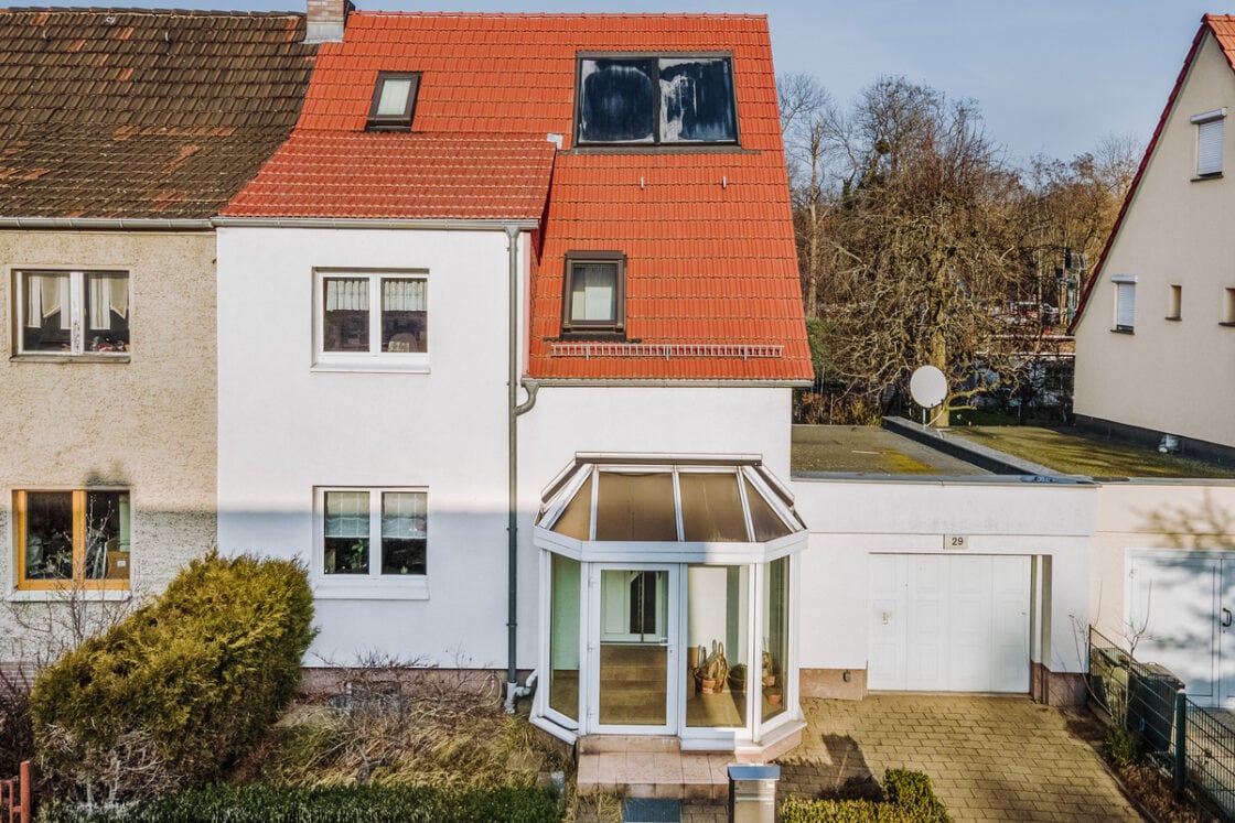 Provisionsfrei! Doppelhaushälfte mitten in Biesdorf: Familienfreundlich und gemütlich - Einfamilienhaus Front